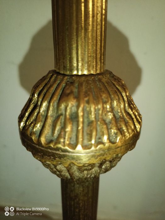 Cinzeiro de pé em latão bem robusto