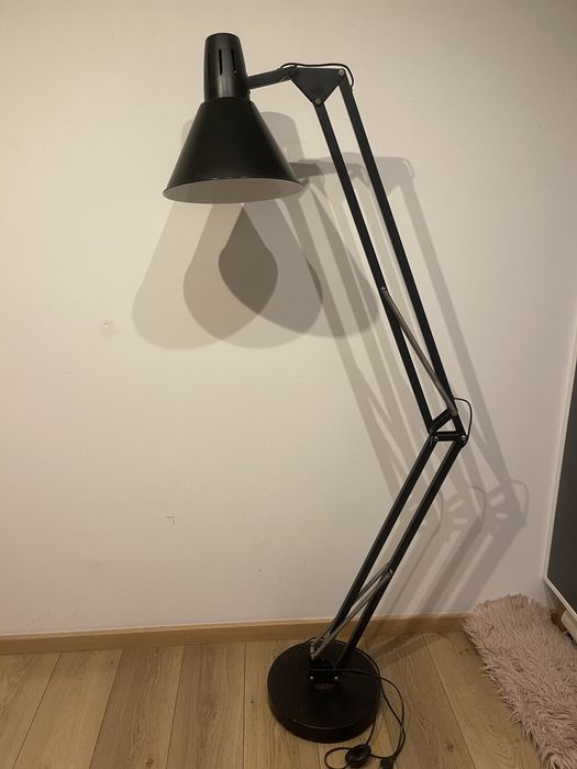 Solidna, stalowa, ciezka lampa stojaca czarna