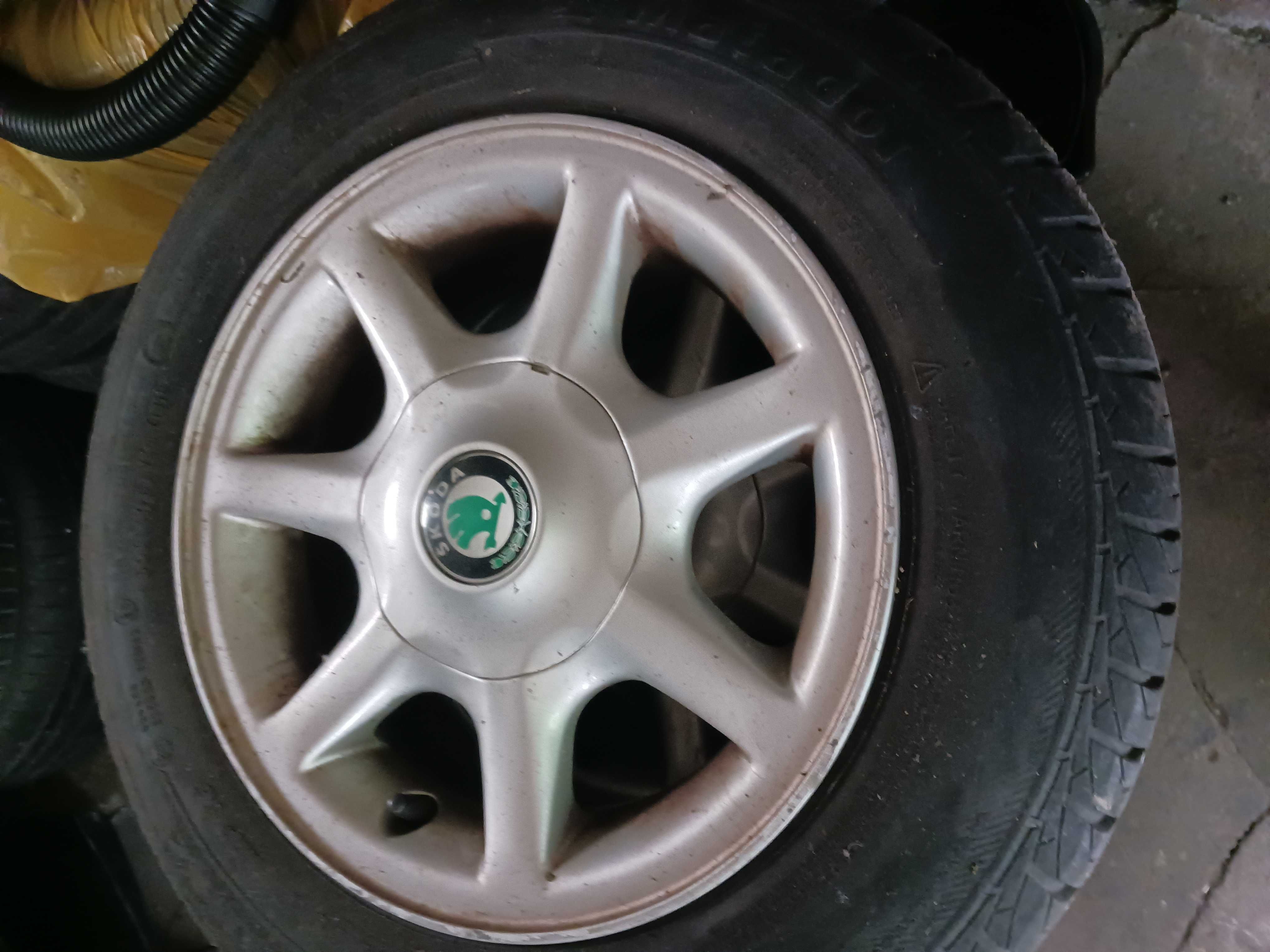 sprzedam 4 używane opony 165/70r13 na aluminiowej feldze.