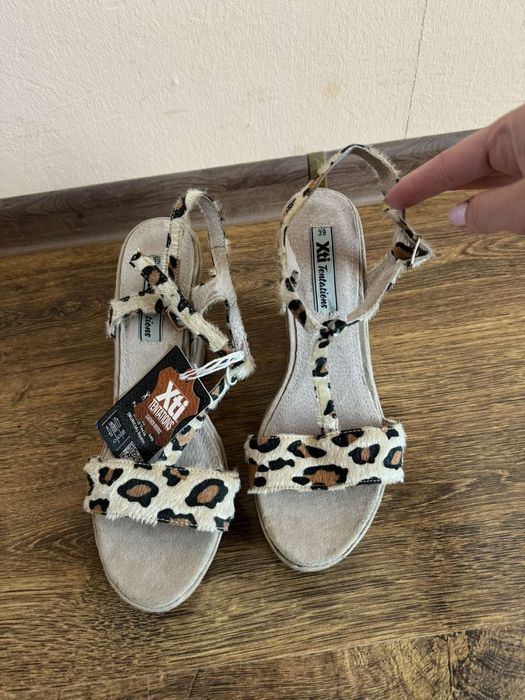 Босоніжки нові, шкіра, 39 розмір, 620 грн.