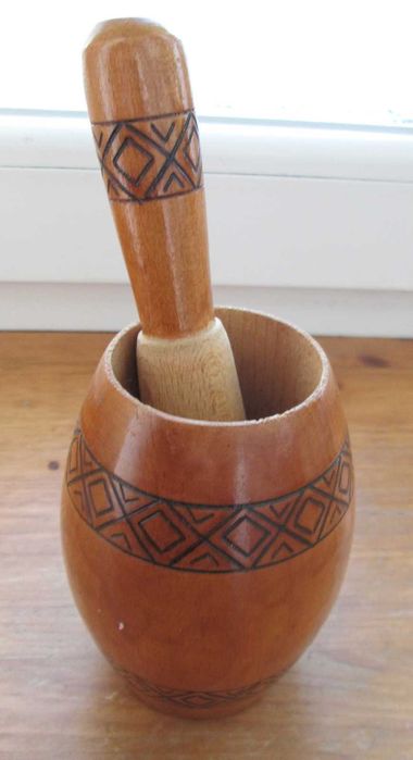 Кухонная утварь: скалка, набор деревянный, ступка, венчик и другое