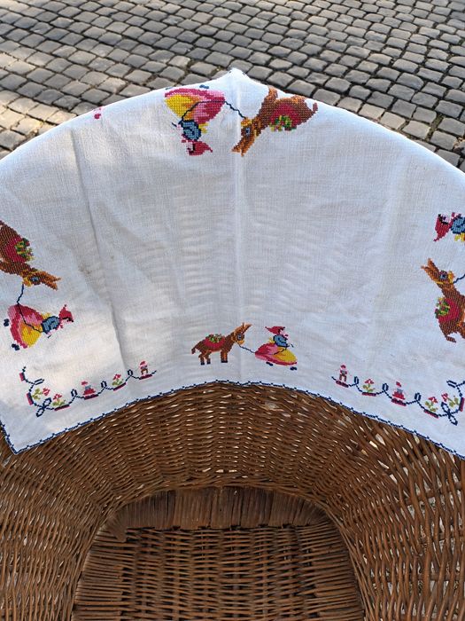 Bonito pano de tabuleiro bordado a ponto de cruz