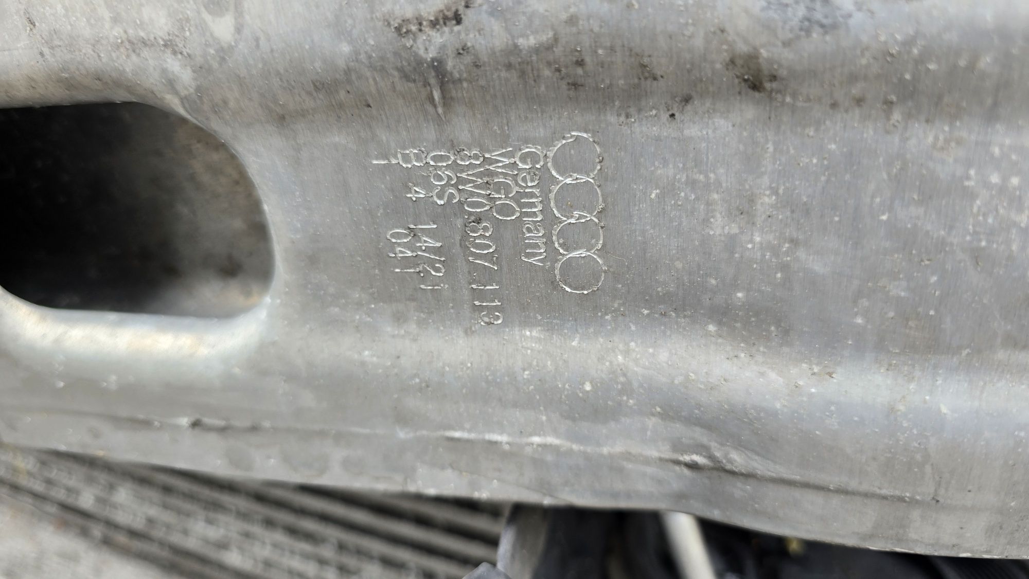 Audi A4 b9 2.0 tfsi Pas przedni wzmocnienie belka chłodnice