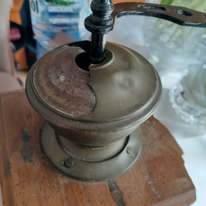 Piękny stary młynek do kawy PeDe