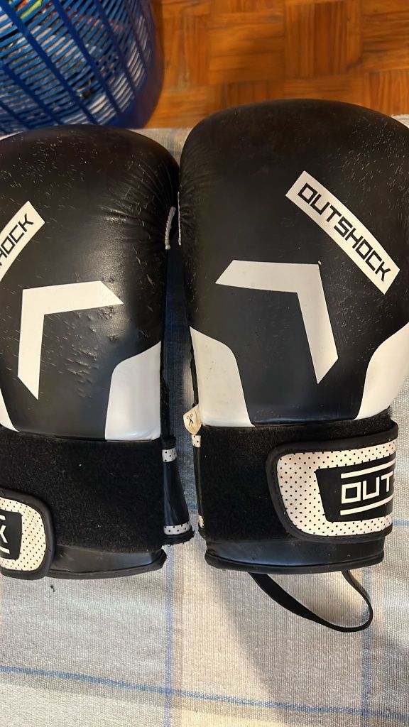 Luvas de boxe e joelheiras