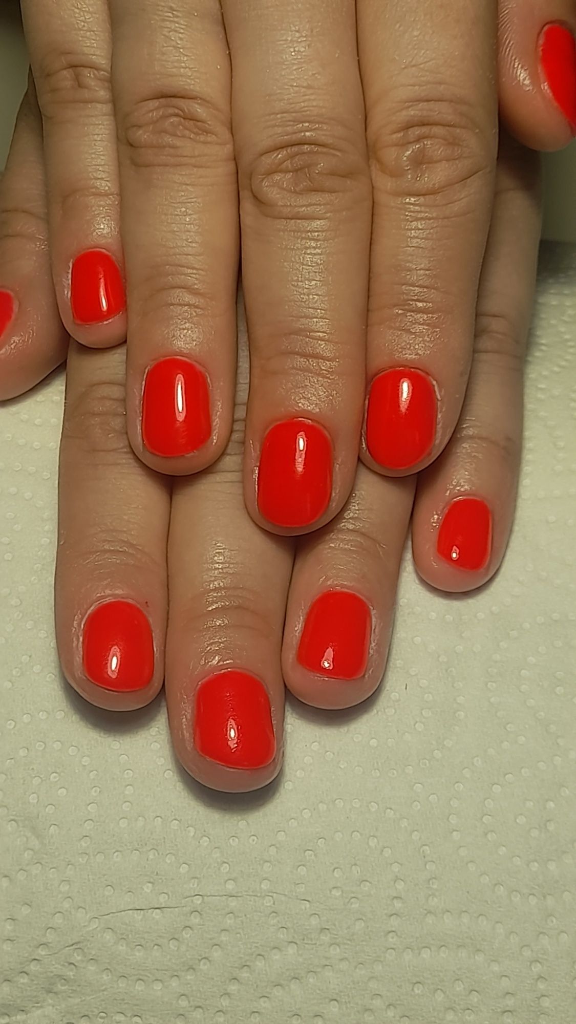 Manicure i pedicure hybrydowy, przedłużanie paznokci.  Pedicure leczni