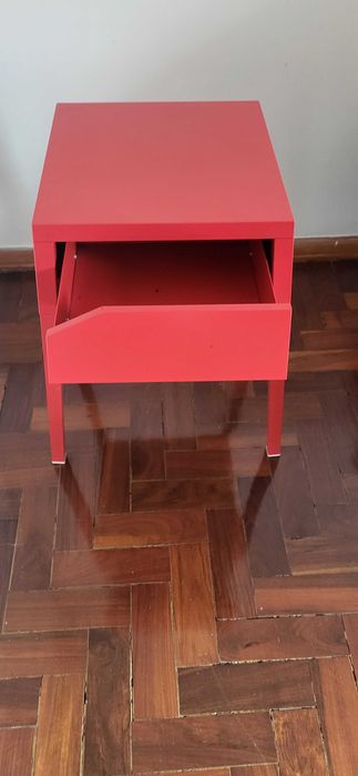 Mesa cabeveira ikeia em metal