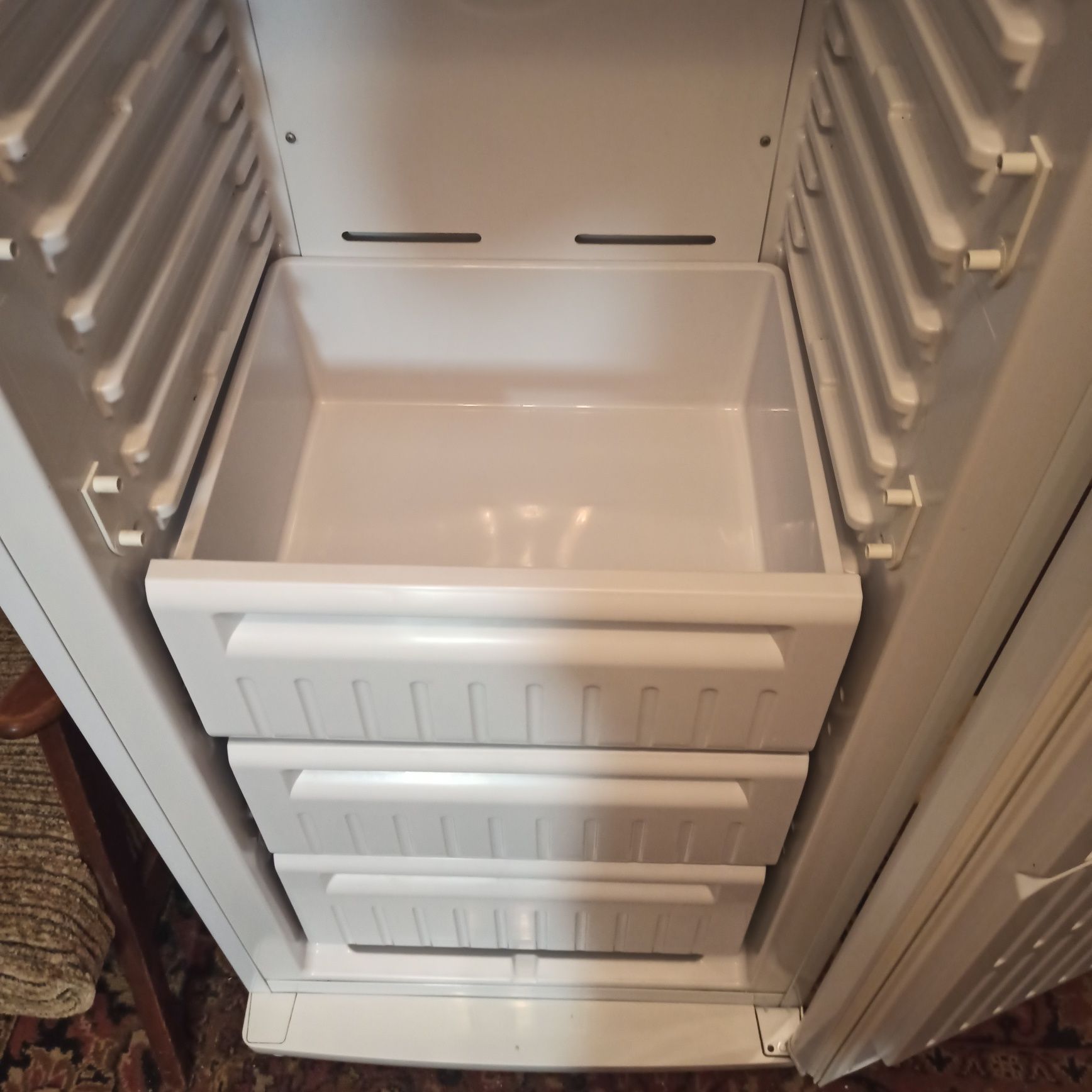 Продам морозильную камеру INDESIT в идеальном состоянии.