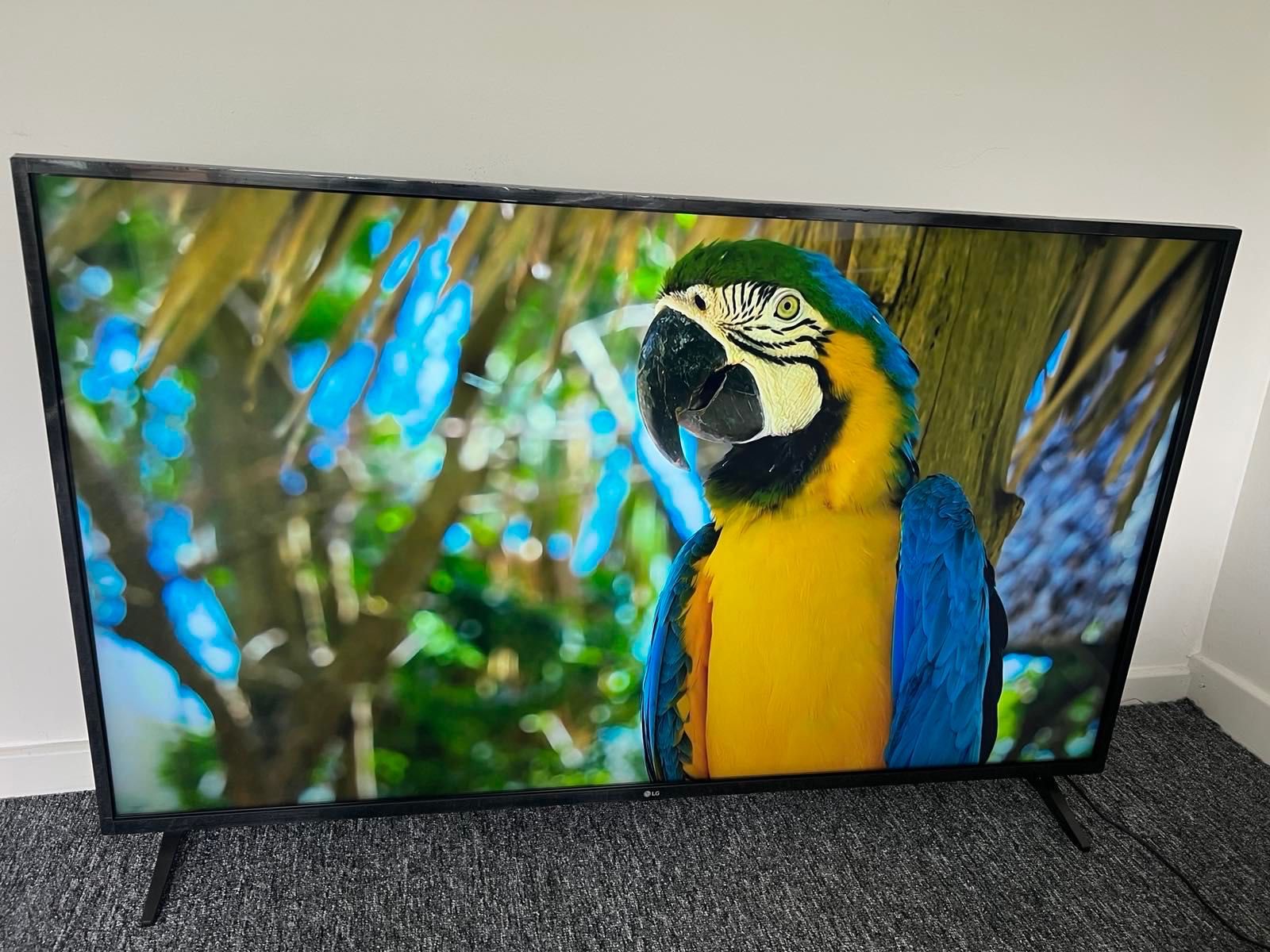 LG smart телевізор 55