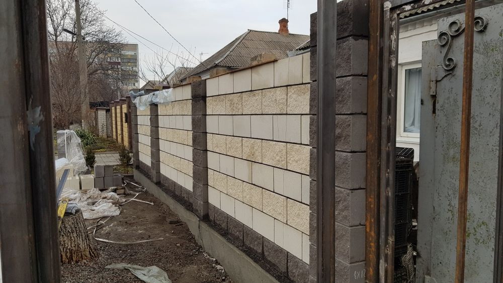Каменщик, кладка кирпича,шлакоблока