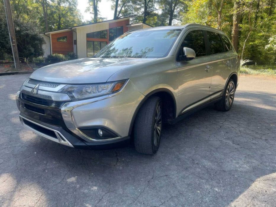 Mitsubishi Outlander LE      2020