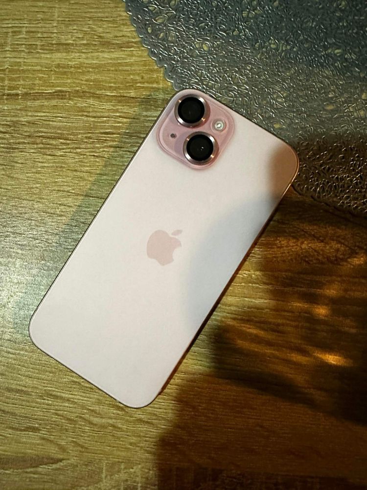 Iphone 15 różowy