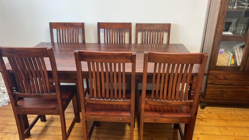 Drewniany stół i krzesła