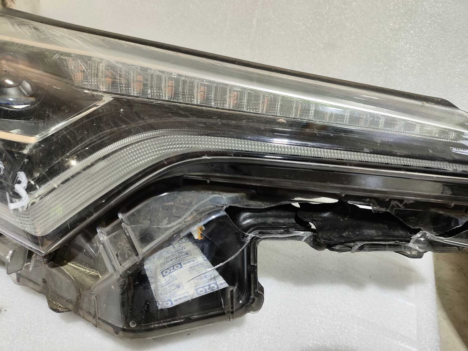 Lampa prawa przód przednia reflektor Toyota CHR CH-R 16- OE EU