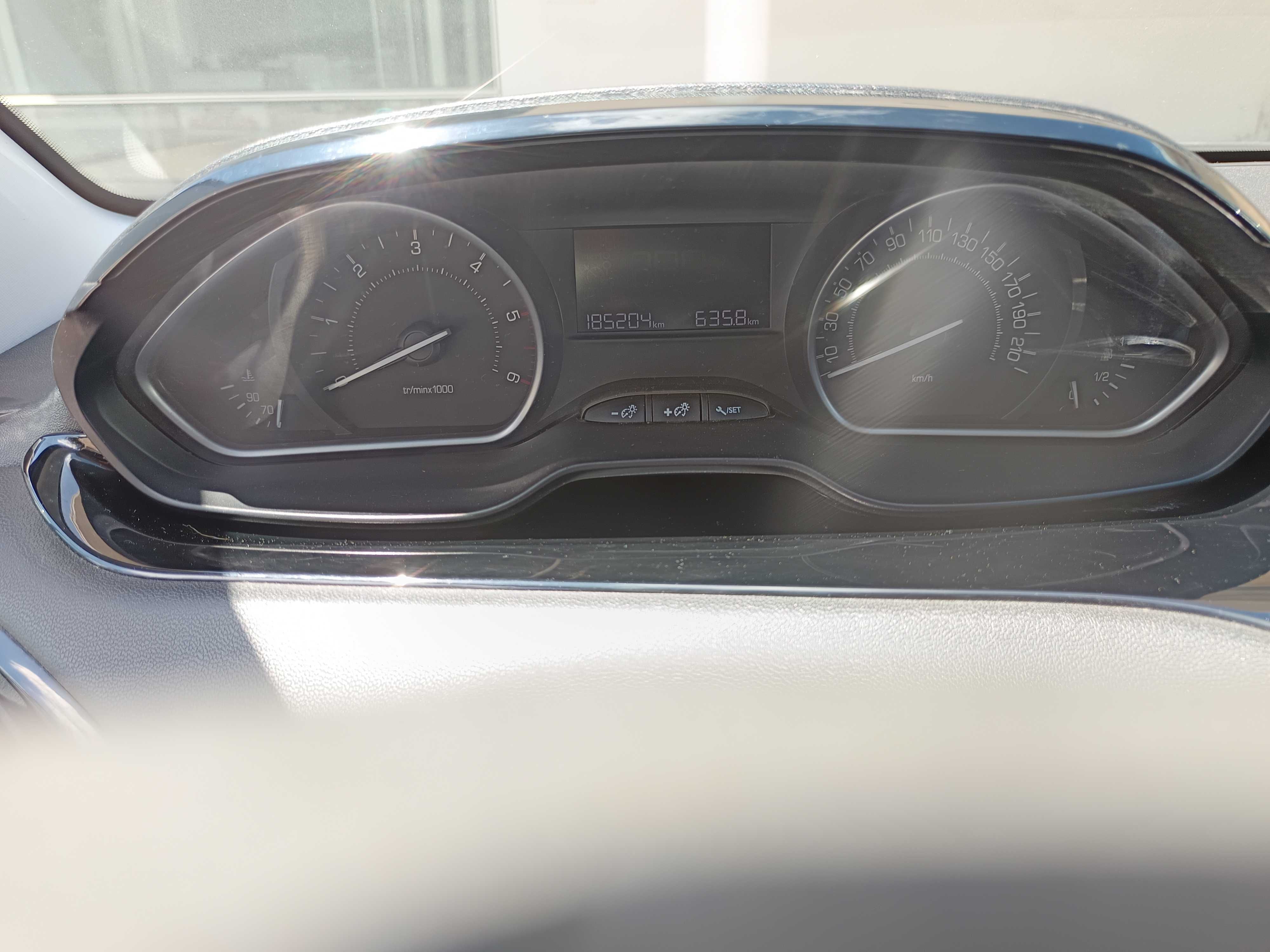 Peugeot van, em excelente estado de conservação.