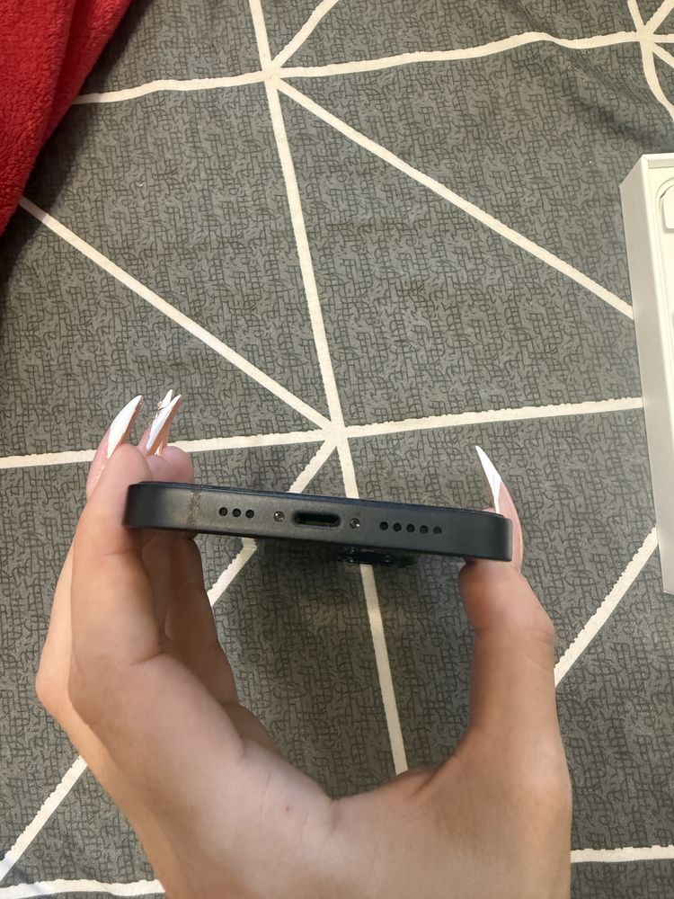 Продам iPhone 13