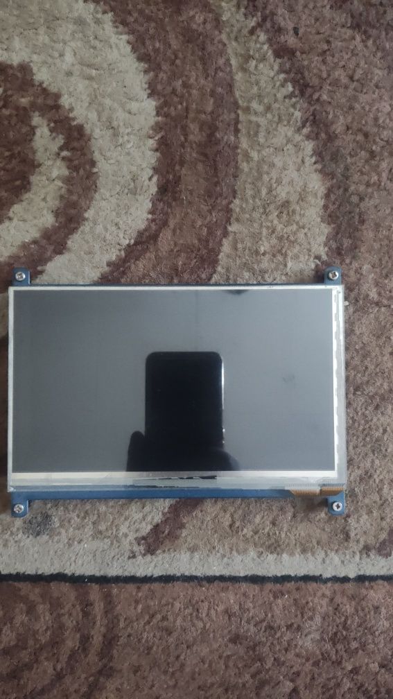 Raspberry pi 3 b+ wraz z wyświetlaczem i dodatkami