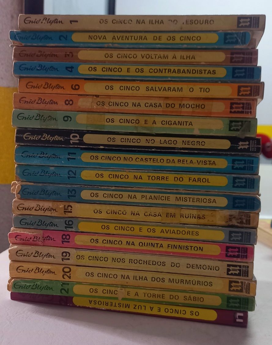 Vários livros de coleção os cinco