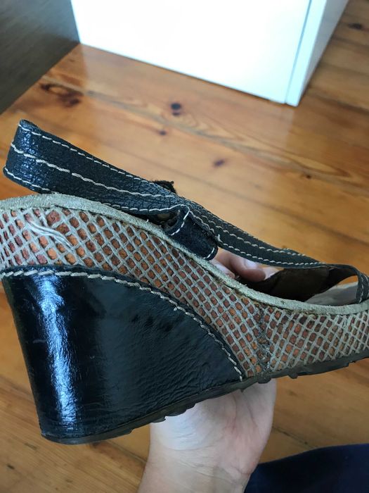 Sandálias Fly London, elegantes, em pele, pretas, salto cunha, 37