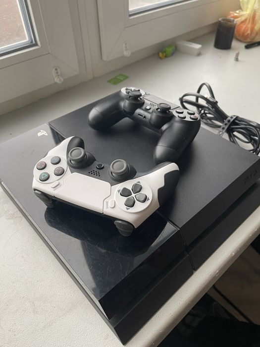 Play station 4 / PS4