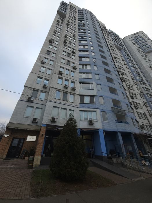 Драгоманова 6а.Офіс,творча майстерня .65м2.