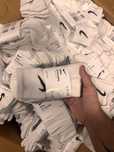 białe skarpetki nike