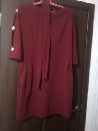 Бордовое платье с поясом