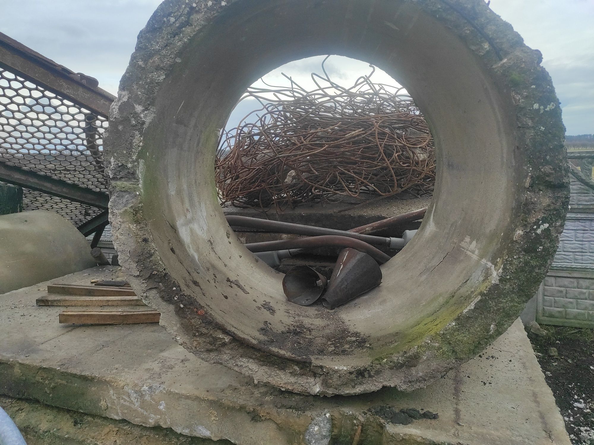 Krawężniki, kostka, słupy oświetleniowe, krąg betonowy, palisada