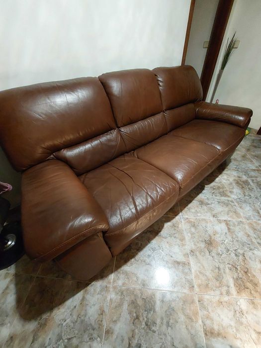 Sofá em couro castanho