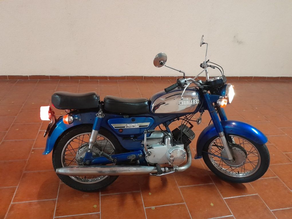 Venho Yamaha A7 1978 em bom estado de conservação e funcionamento.