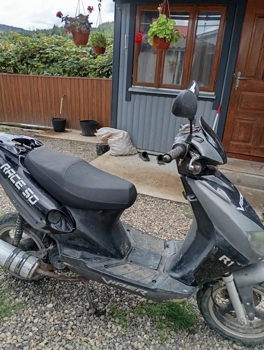 Продається скутер в гарному стані на документах  всі питання по тел.