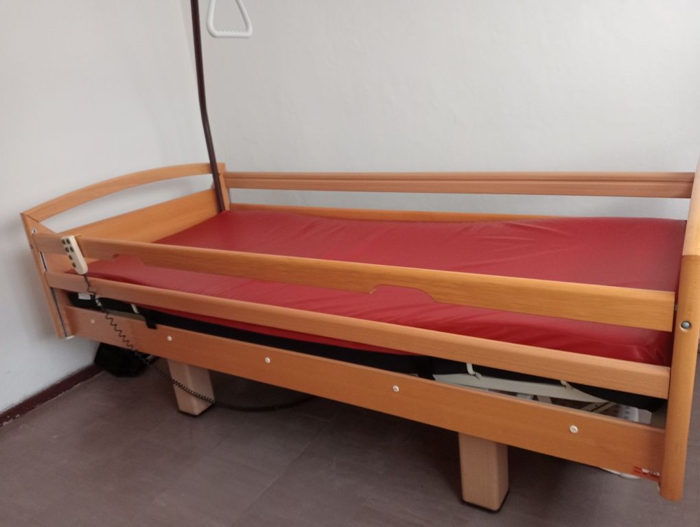 Sprzedam łóżko terapeutyczne, wózek inw., toaletę, stołek pod prysznic