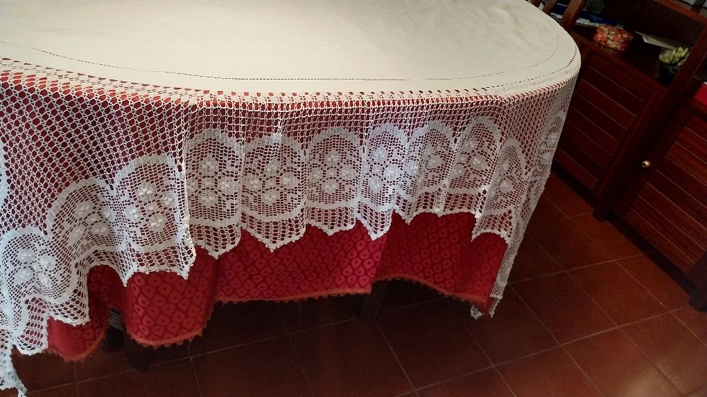 Toalha em linho branco para mesa oval
