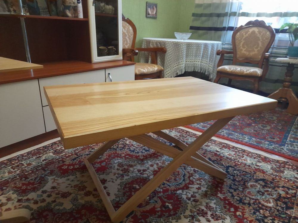 Деревянный стол