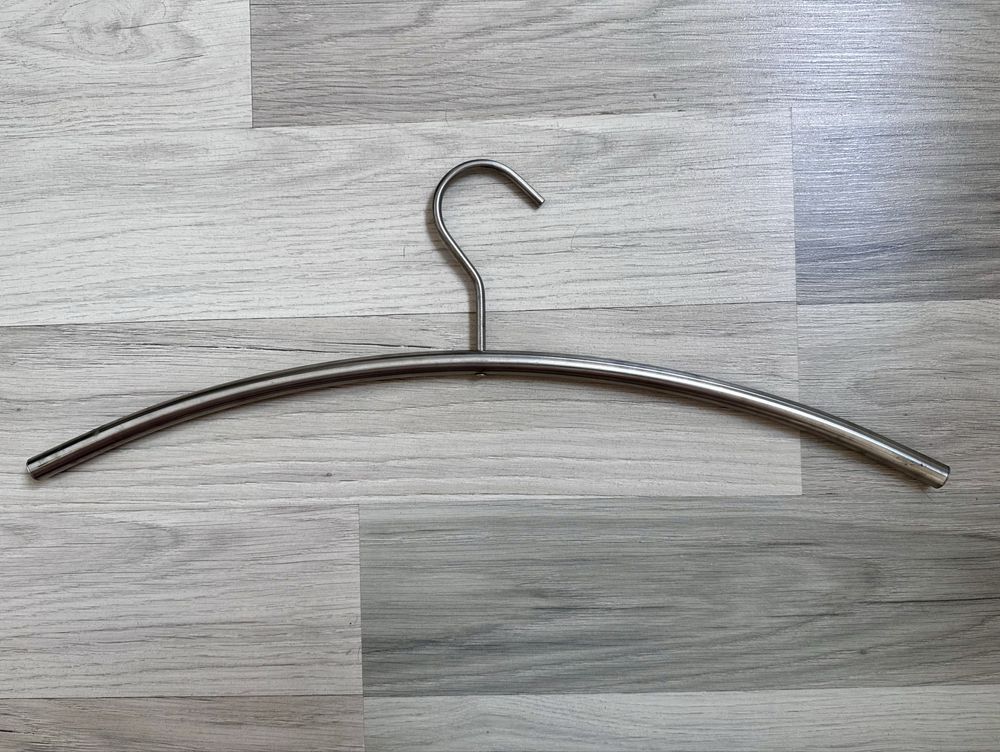 16 wieszakow metalowych