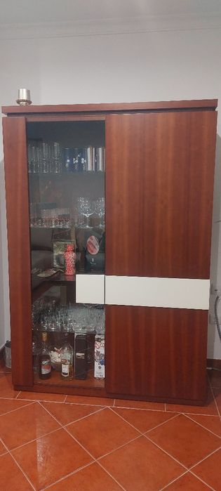 Cristaleira, louceiro e movel bar em cerejeira