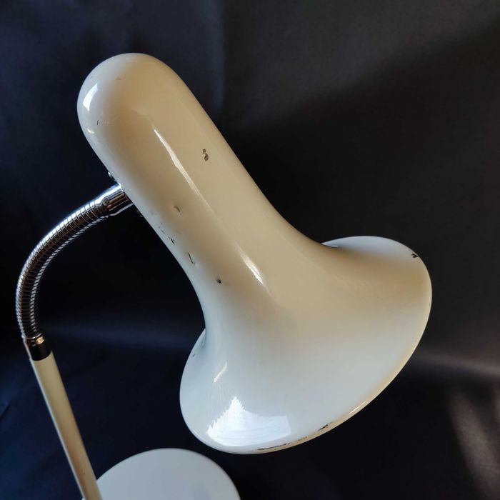 Duża metalowa lampa biurkowa - nietypowy unikatowy klosz - lata 60