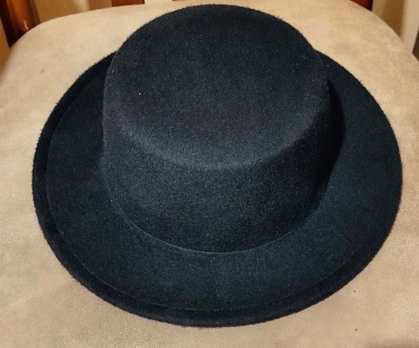 Шляпа черная
размер 57
можно для карнавала