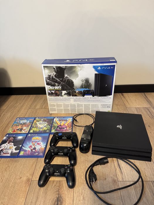 PS4 Pro 1TB + 3 Pady + 5 Gier i stacja ładujaca!