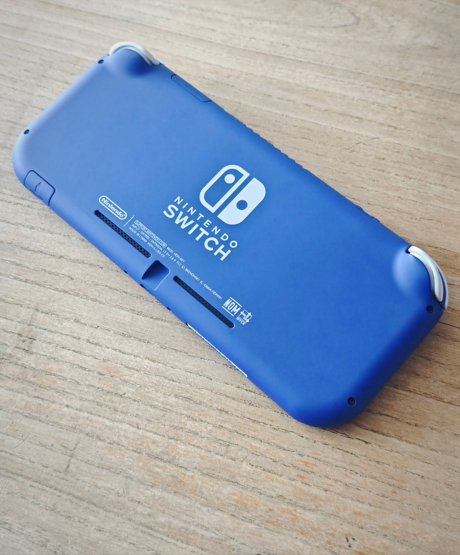 Nintendo Switch Lite + gry + etui