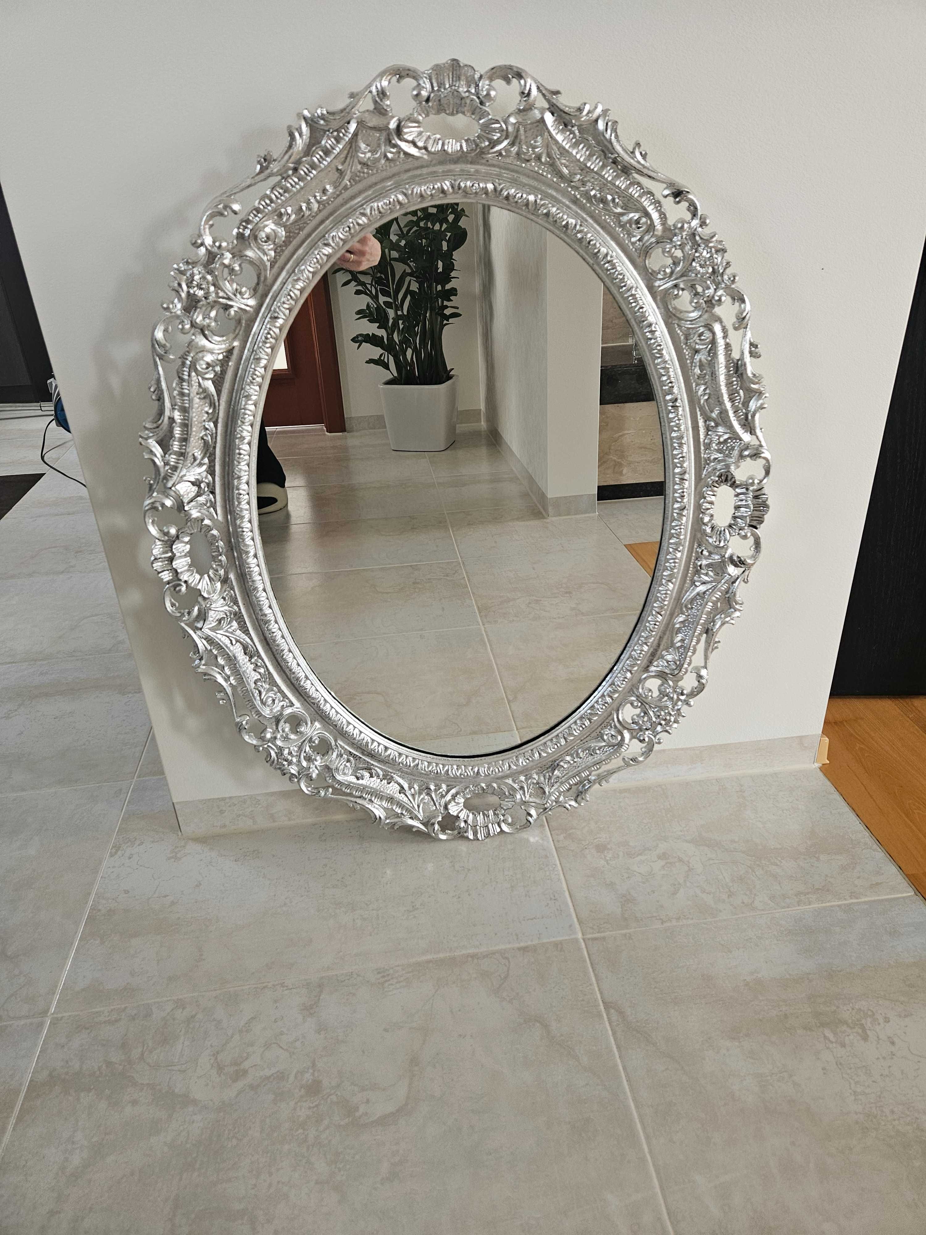 Lusto owalne w srebrnej ramie. 90×70