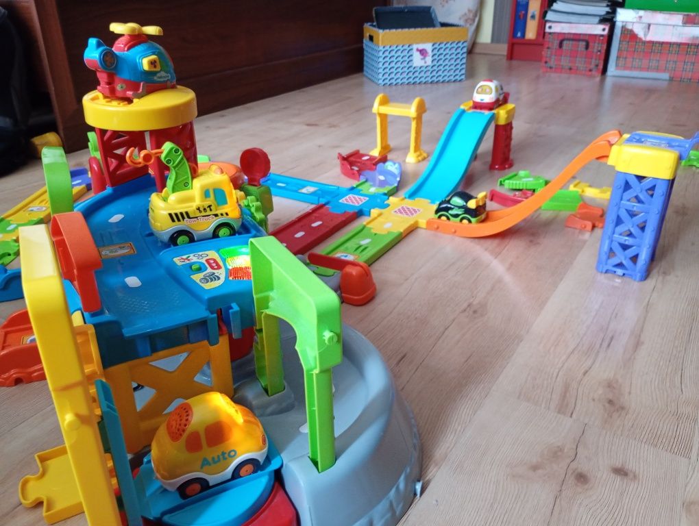 Vtech garaż tory rampy autka tut tut