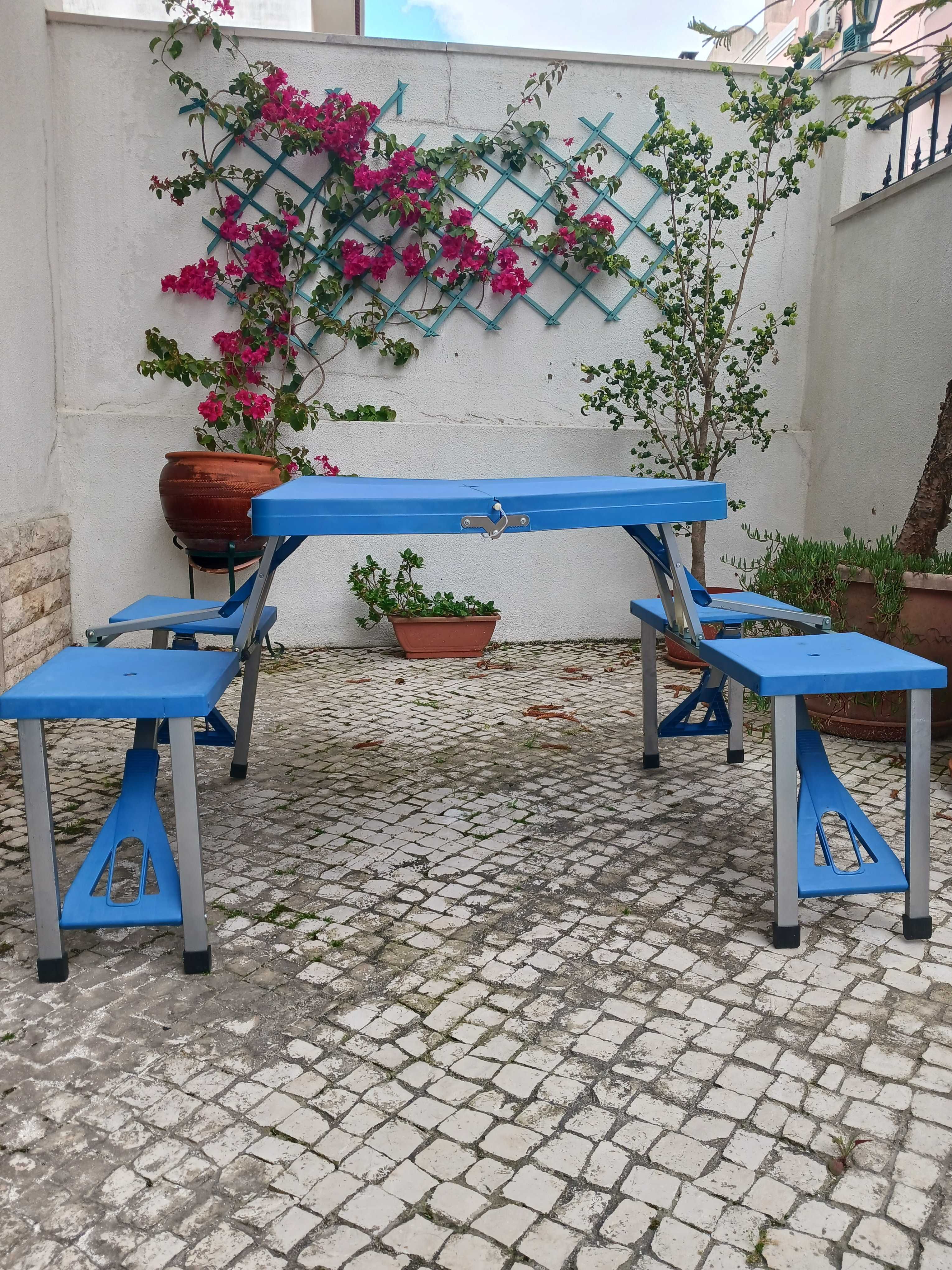 Mesa com 4 bancos portatil