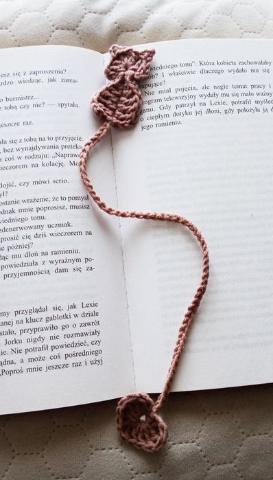Kotek, zakładka do książki wykonana na szydełku