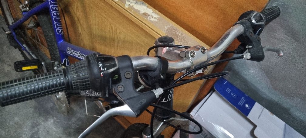 Bicicleta azul metalizado