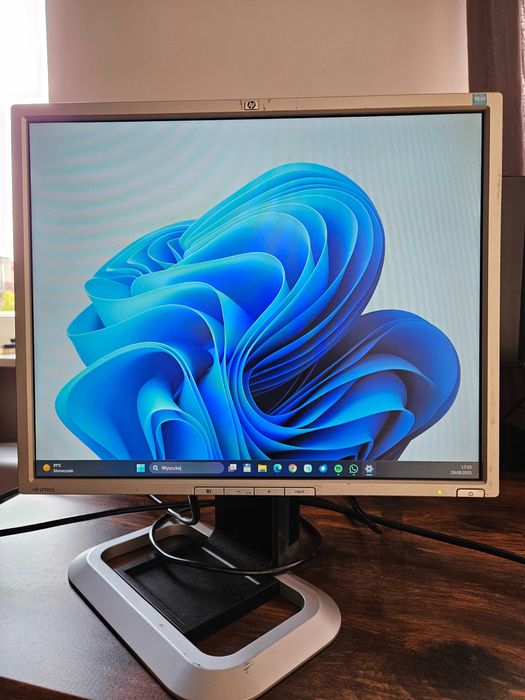 Monitor 19" HP LP1965 pivot używany, z kablami, sprawny