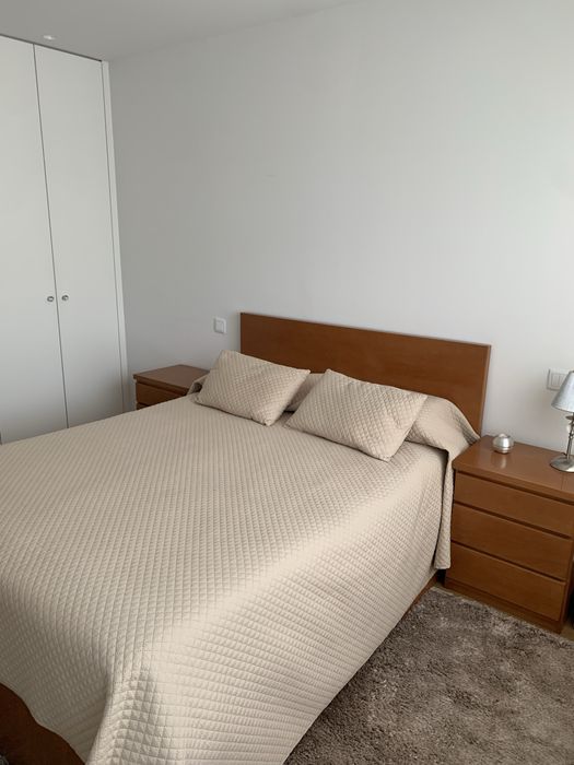 Cama Casal Madeira + Mesinhas de cabeceira