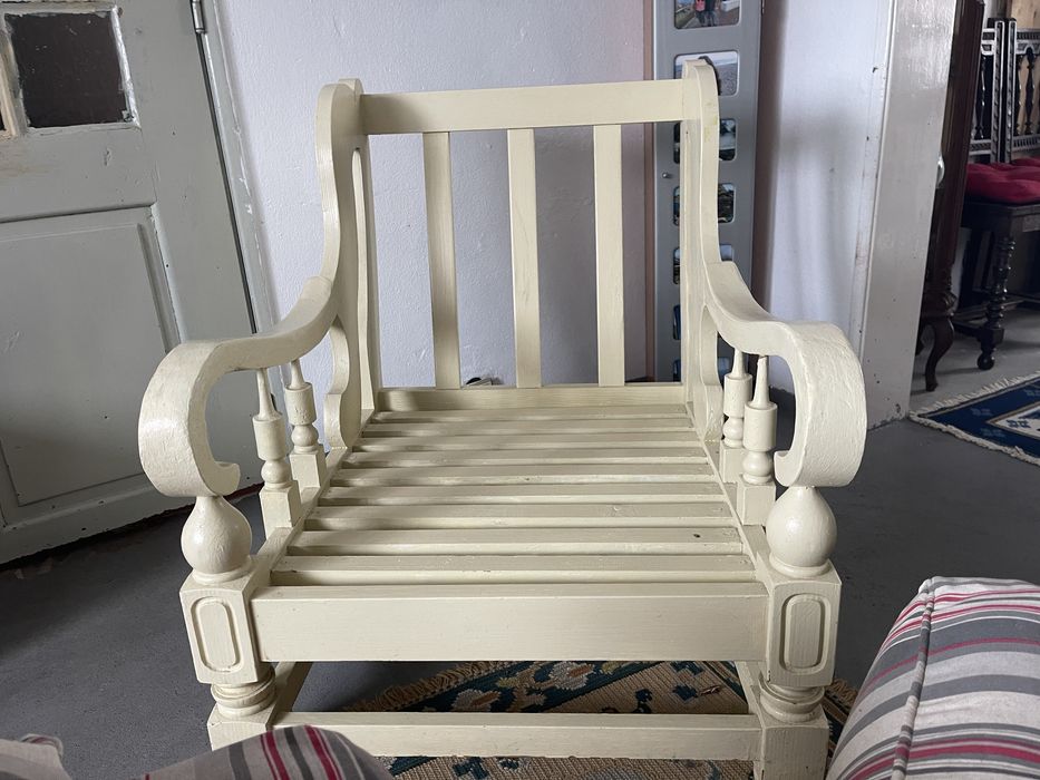 Cadeirao de madeira tecido novo