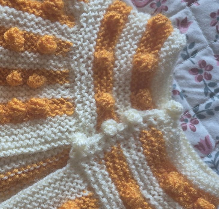 Casaco de malha feito a mão com carapins