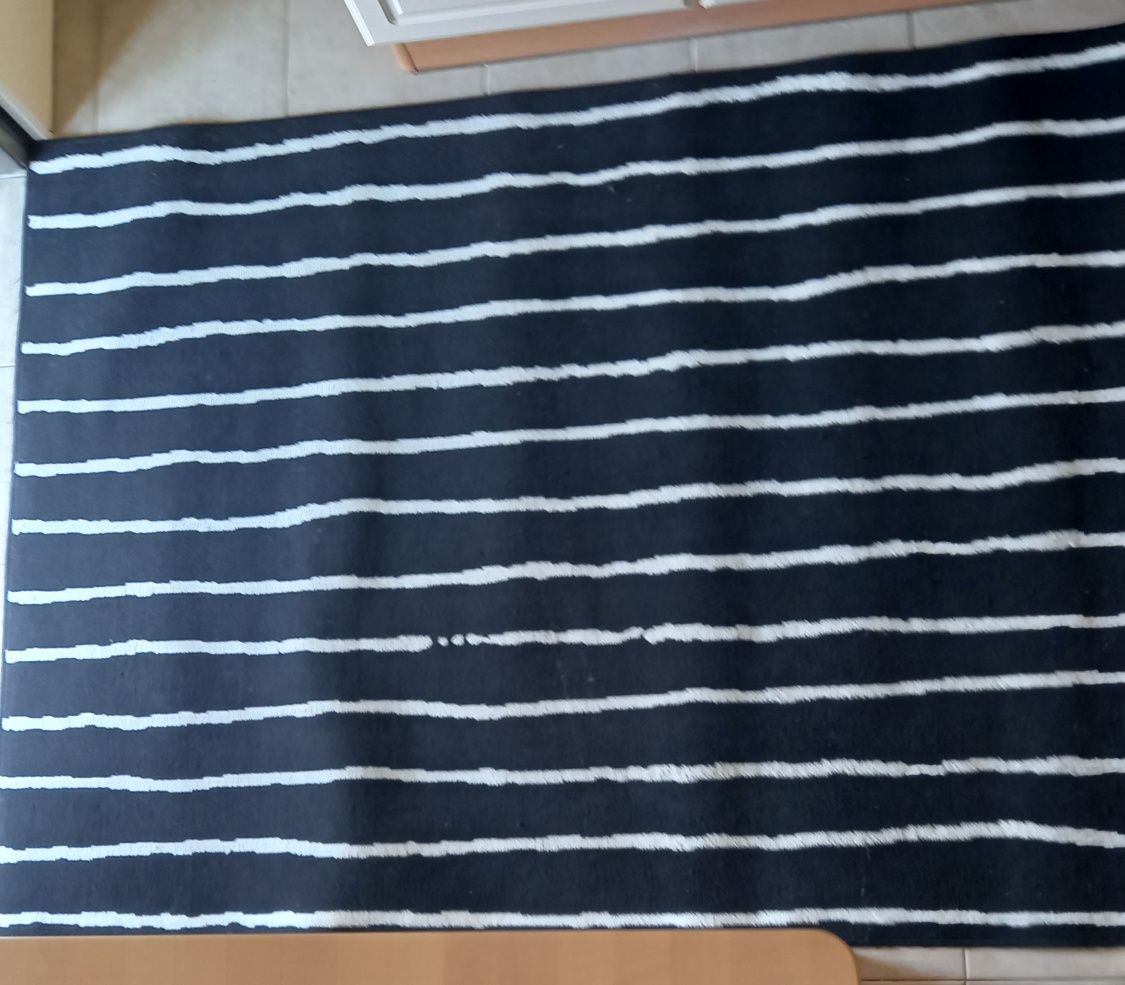 Tapete branco e preto